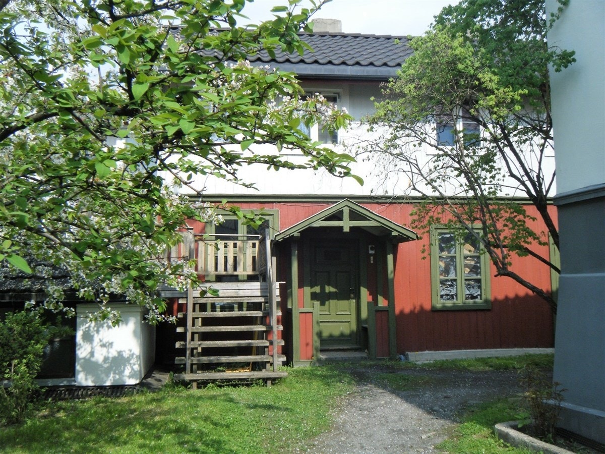 Stallbygningen ligger vis a vis forsiden av huset. Galleribilde