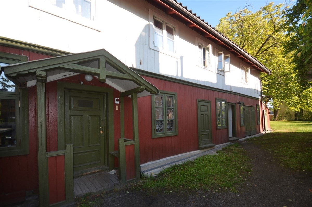 Stallbygningen med rom i 2 etg. Galleribilde