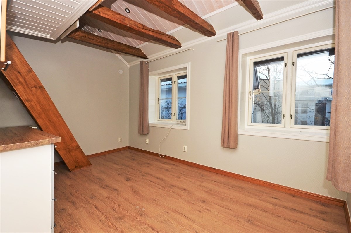 En av 3 små leiligheter i stallbygningen. Leil. 1. Galleribilde