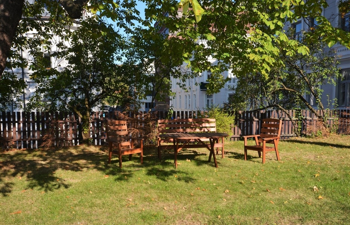 Koselig og solrik hage. Galleribilde