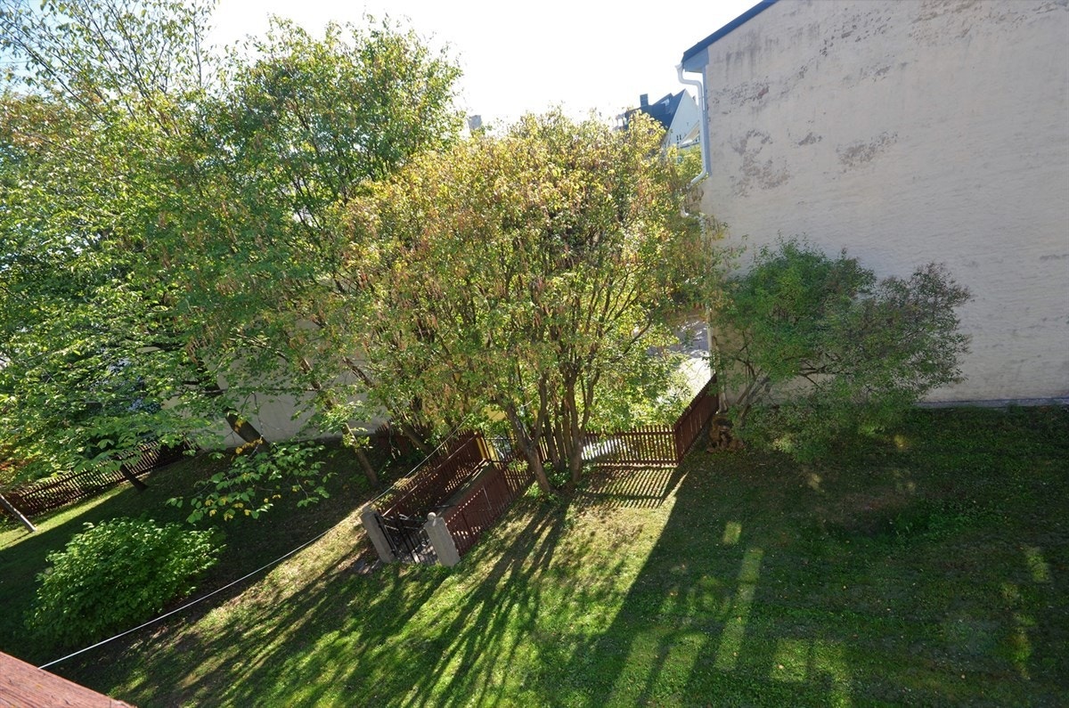 Utsikt over deler av haven fra altanen i 2.etasje Galleribilde