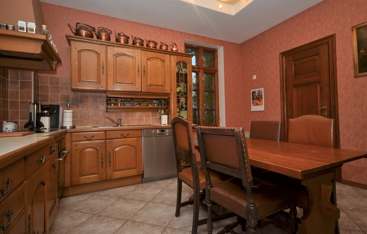 Stort, velutstyrt kjøkken med mye skapplass og integrerte hvitevarer. Galleribilde