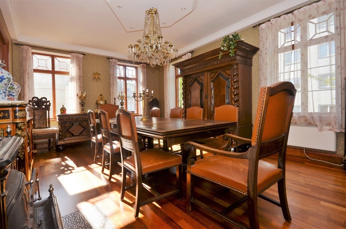 Stor og lys spisestue. Galleribilde