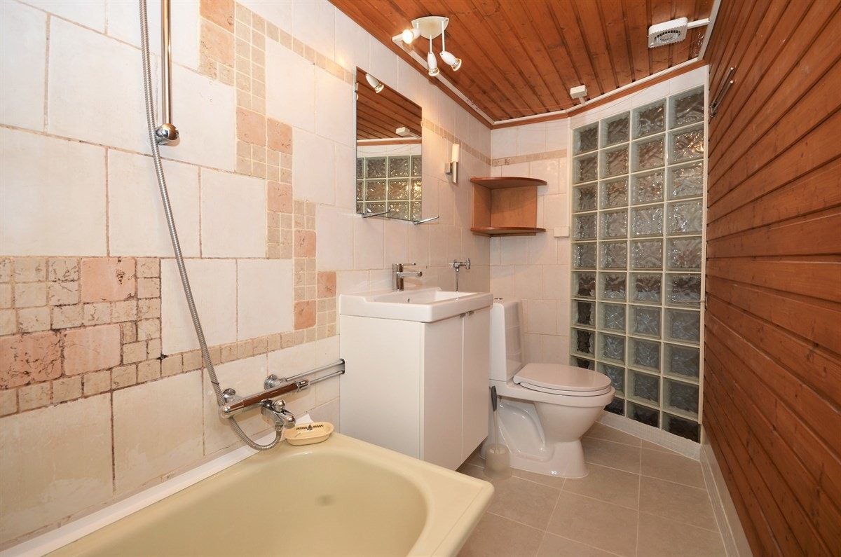 Badet i Leil. 1 i stallbygningen. Galleribilde