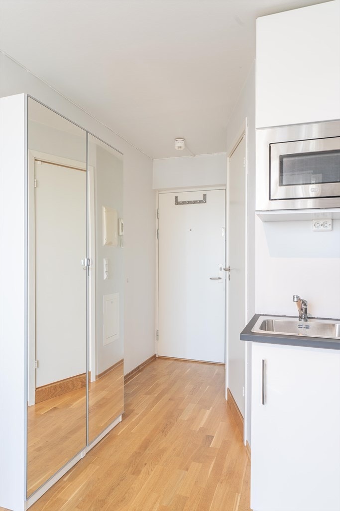 I entréen er det plass til oppheng av ytterklær og til sko på gulvet Galleribilde