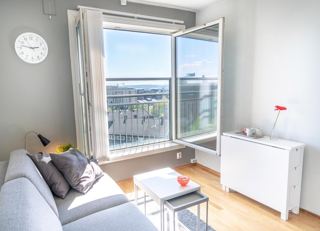 Den store vindusflaten sikrer godt med naturlig lysinnslipp og fungerer som en fransk balkong Galleribilde