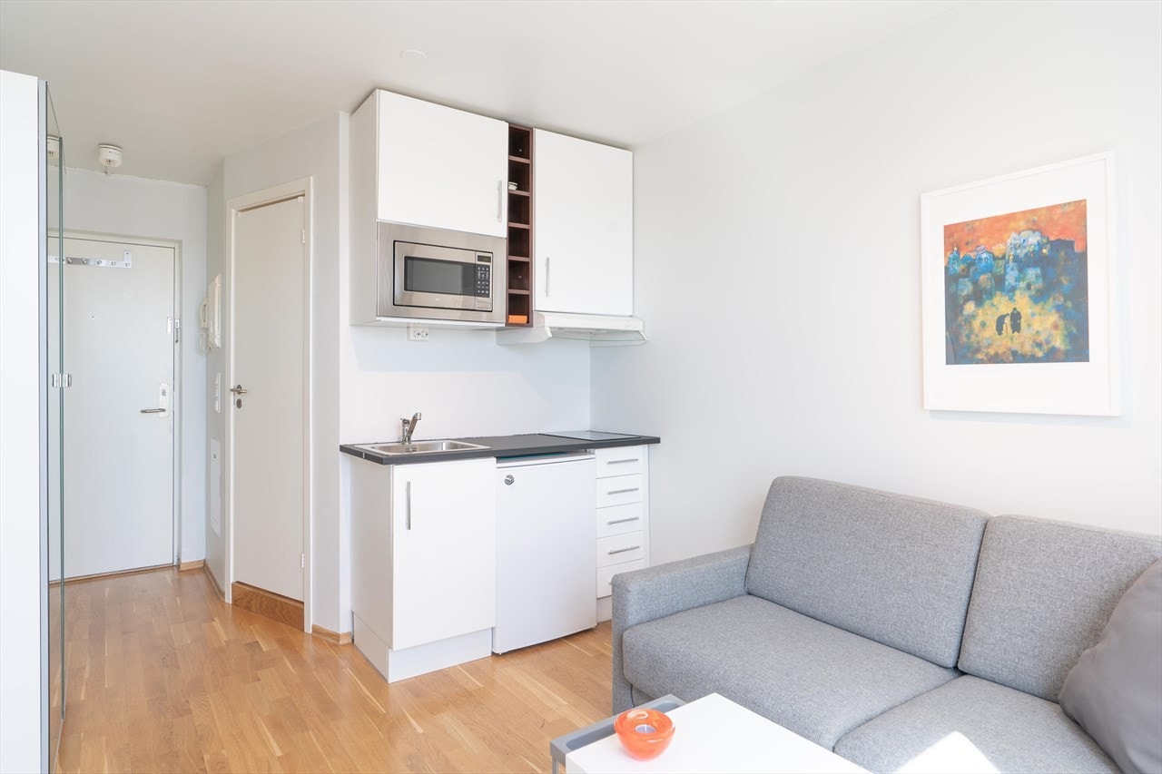 Det er en åpen løsning mellom stuen og kjøkkenet Galleribilde