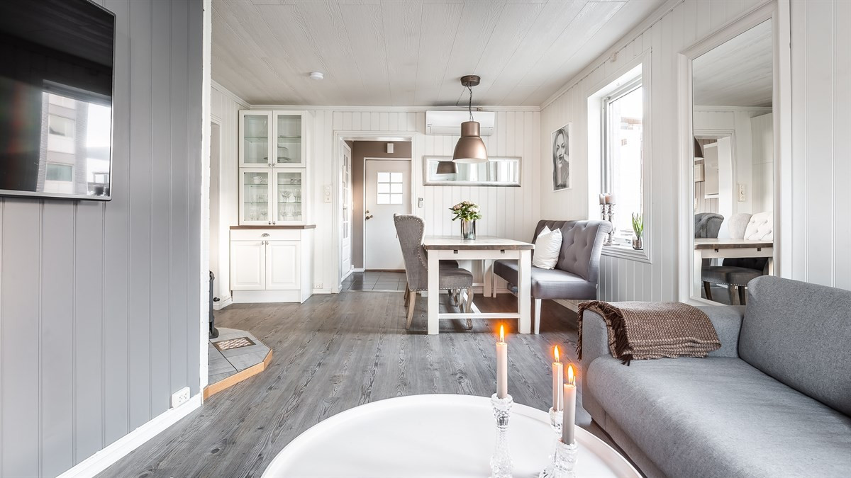 Stor stue med lyse og moderne farger