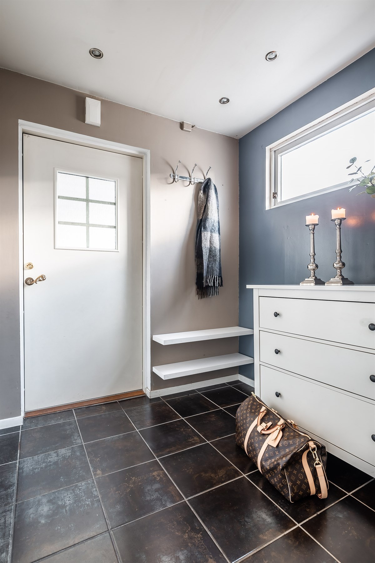 Flislagt entre med downlights