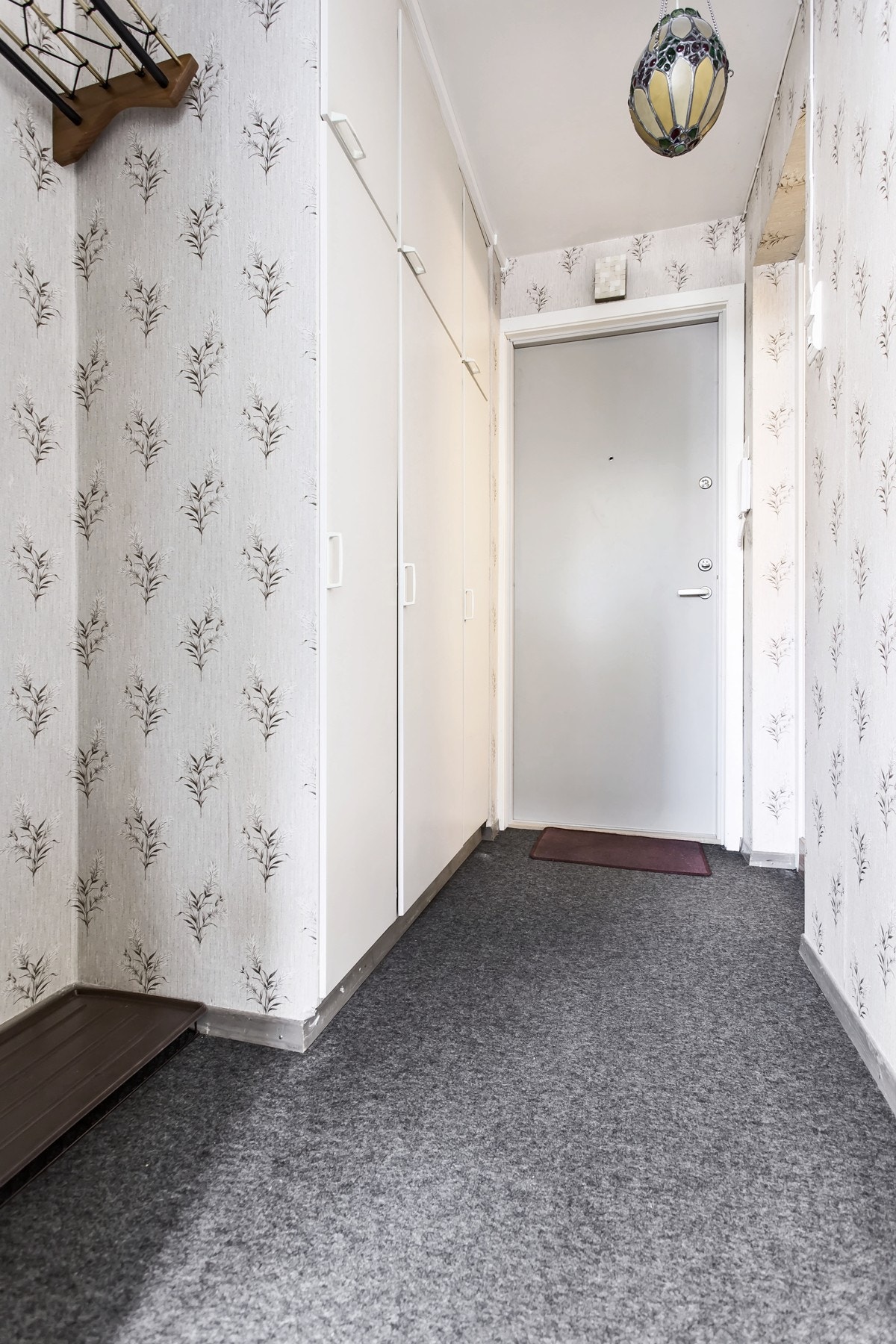 God plass til å henge fra seg yttertøy og sko. Her finner du et innebygd skap og noen hyller. Galleribilde