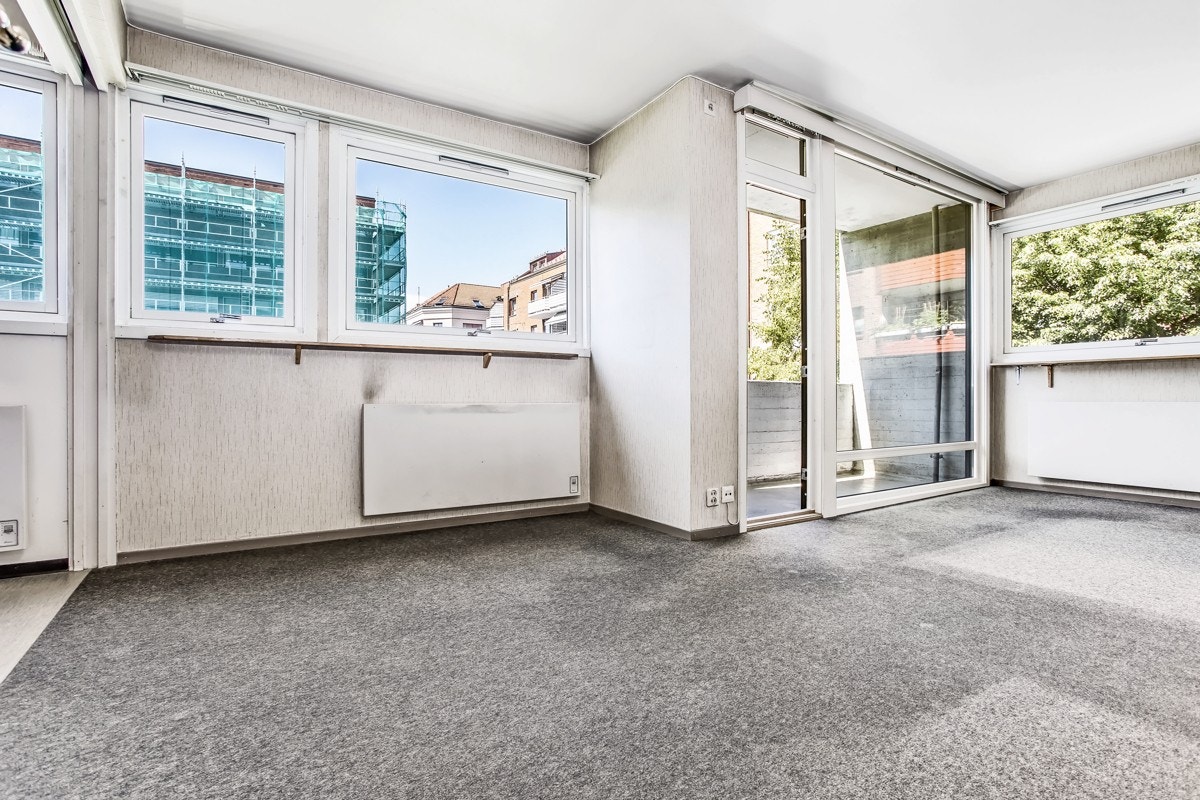 Gjennomgående med store vindusflater langs hele rekken som gjør at stuen slipper inn rikelig med dagslys, og sørger for en god romfølelse. Galleribilde