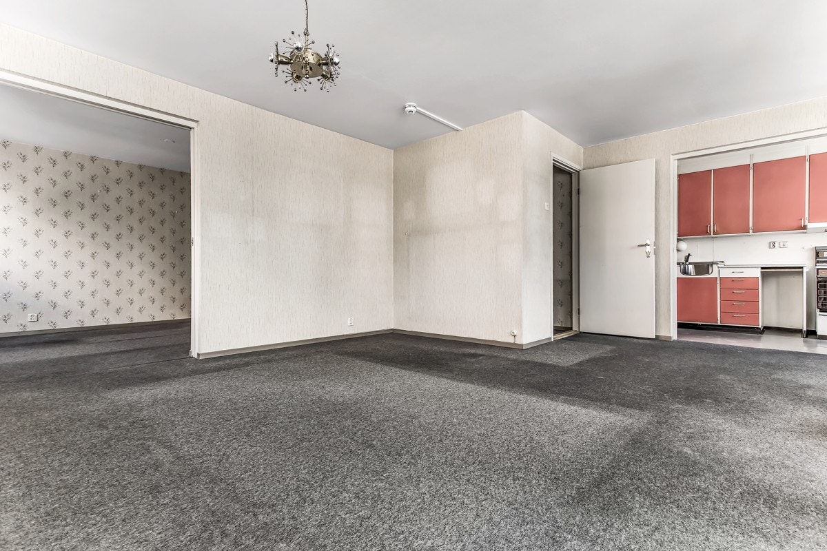 Lys og romslig stue med god plass til spisebord og sofagruppe. Galleribilde