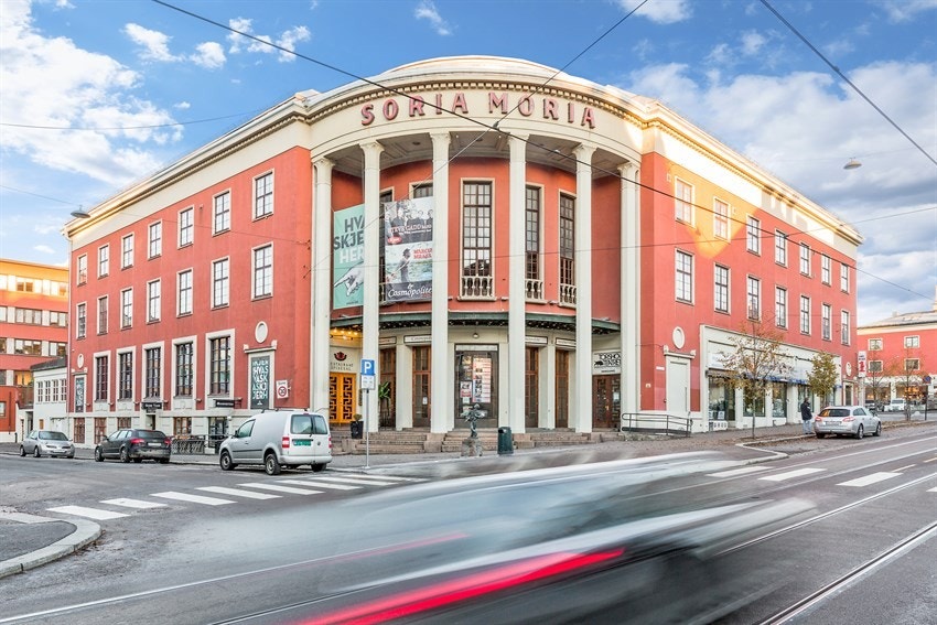 Videre kort vei til Torshov og Kulturhuset Hvaskjer som ligger i det historiske Kulturslottet Soria Moria. Her kan du nyte god mat i flotte lokaler med godt utvalg av drikkevarer og cocktailbarer. Området regnes som Oslos kulturbydel og er et levende strø Galleribilde