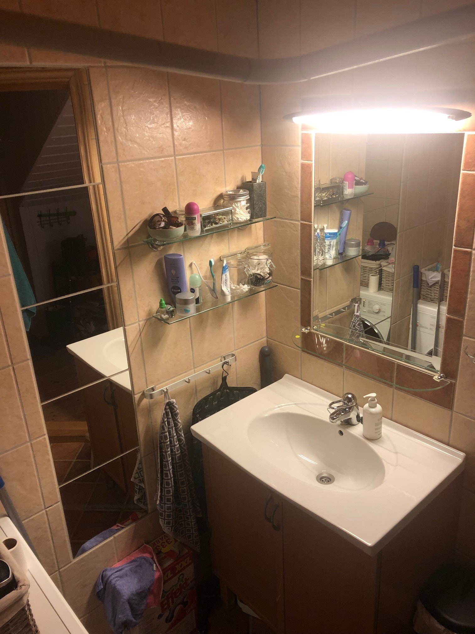 Fliselagt bad med varmekabler og plass til vaskemaskin Galleribilde