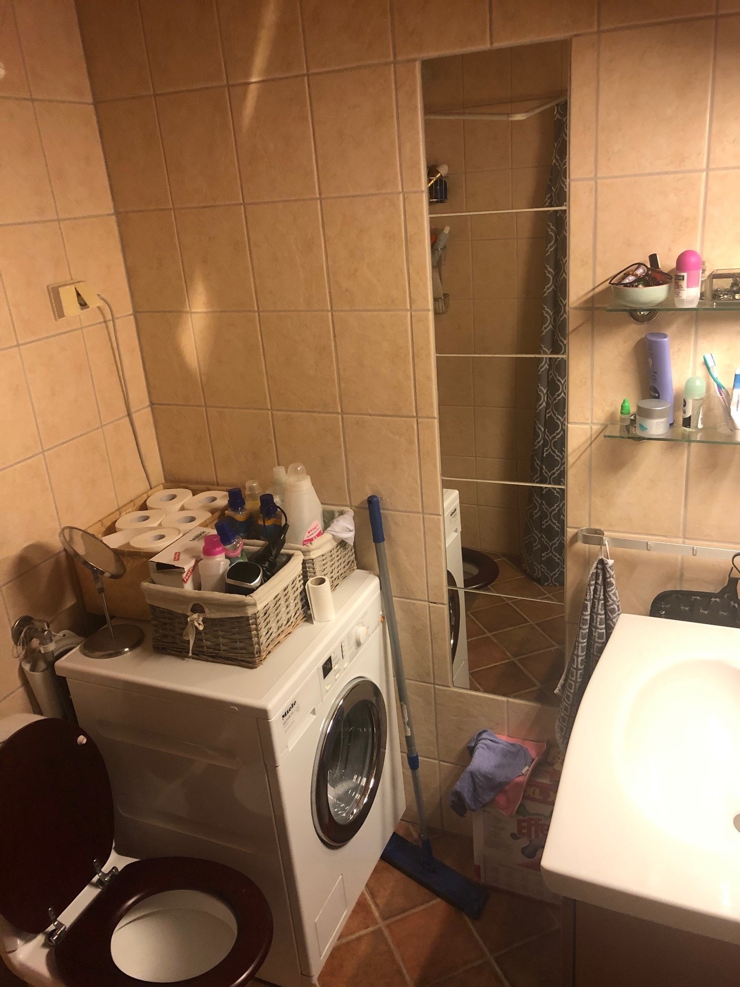 Fliselagt bad med varmekabler og plass til vaskemaskin Galleribilde