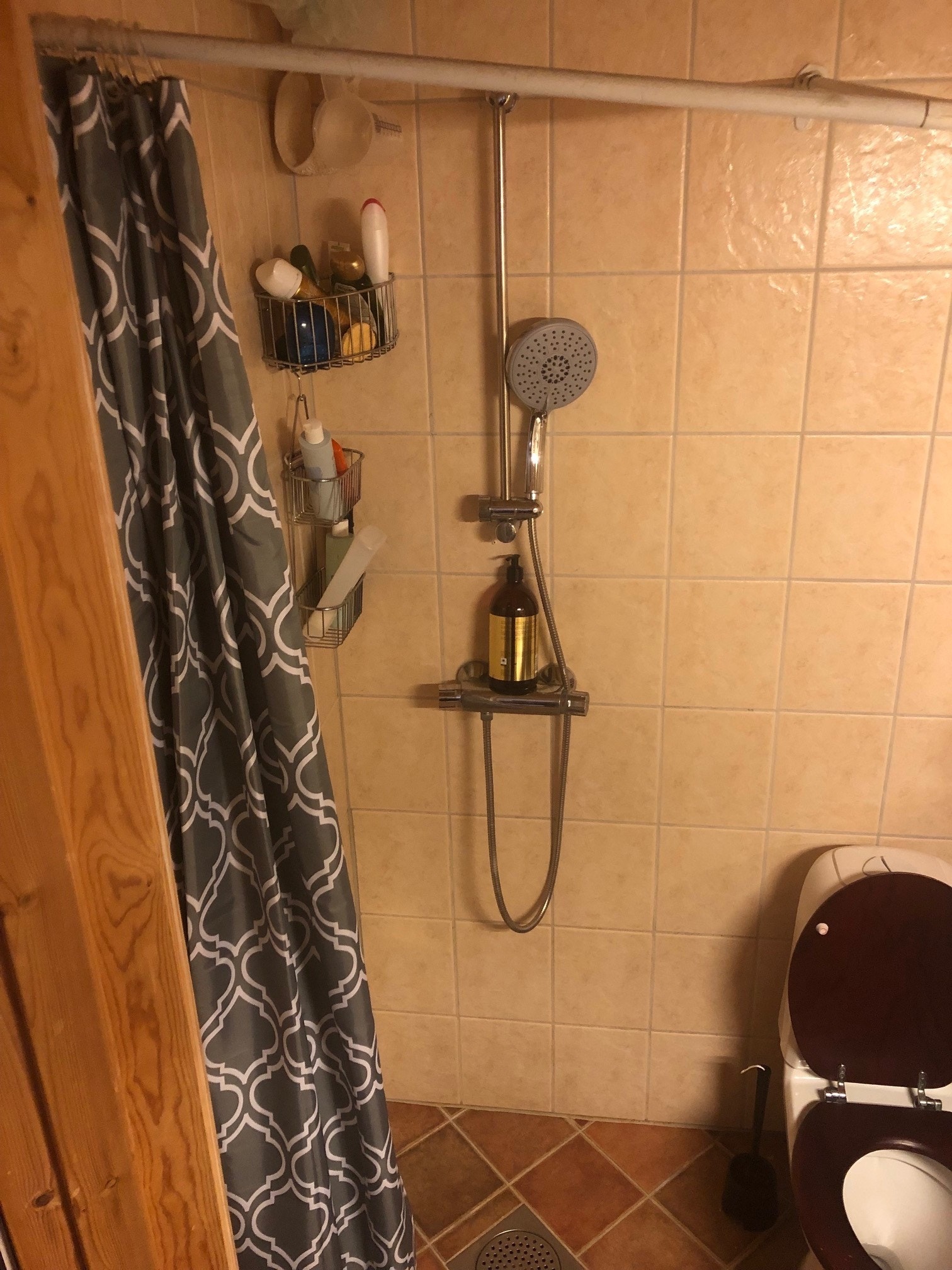 Fliselagt bad med varmekabler og plass til vaskemaskin Galleribilde