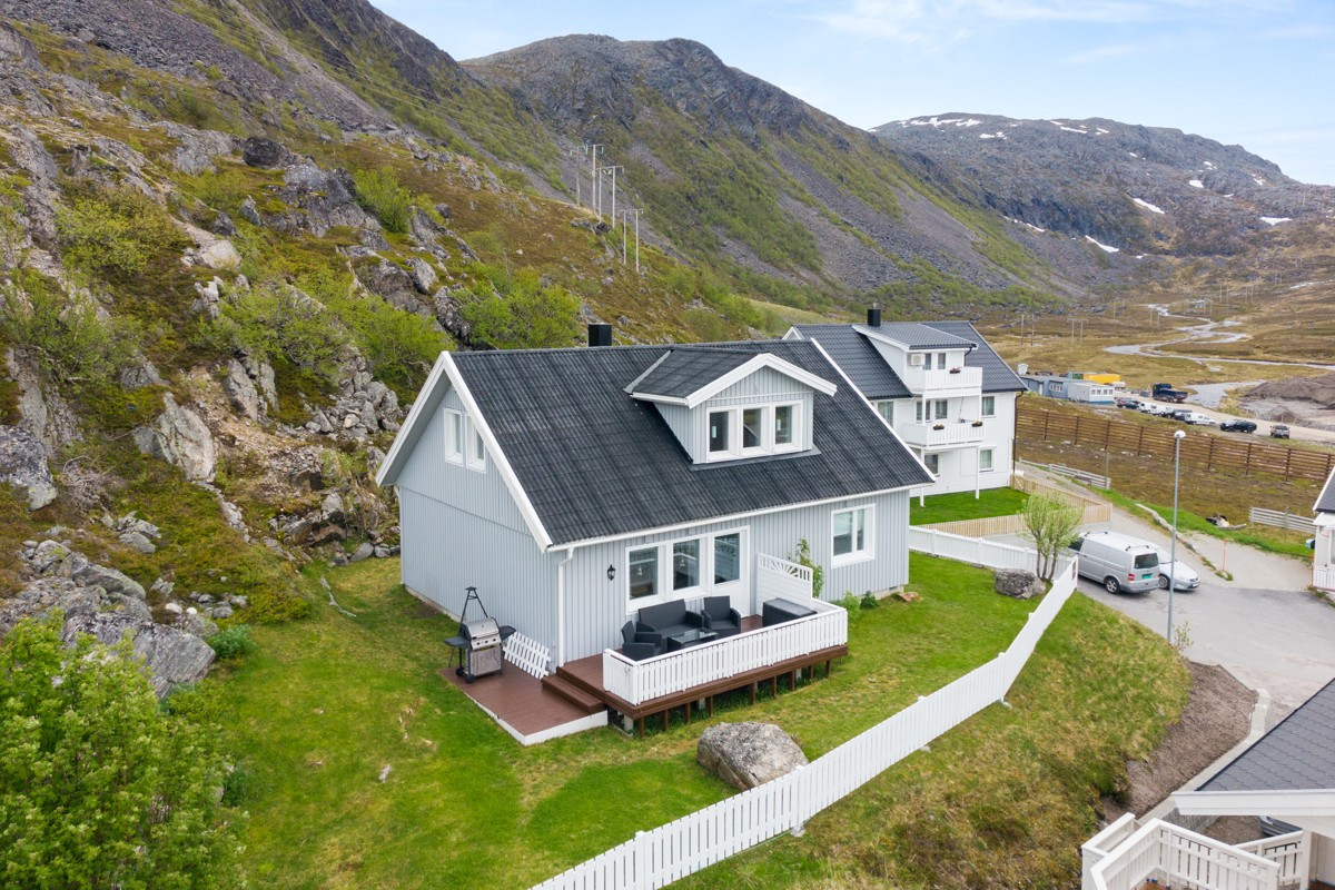 Maiken B. Paulsen v/Privatmegleren har gleden av å presentere denne flotte eiendommen i Rypefjord.