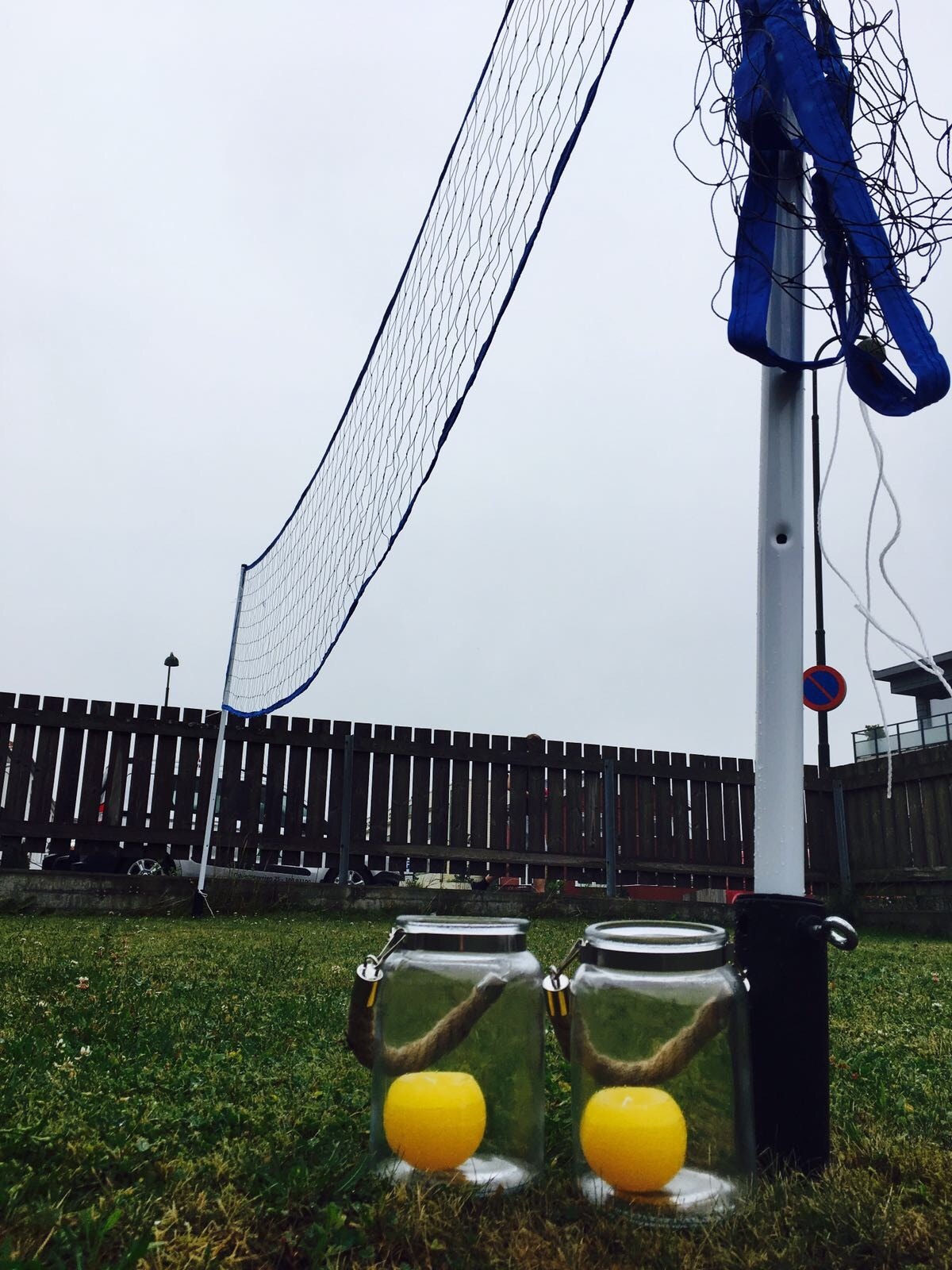 Ta med volleyball eller badminton-sett, hagen innbyr til koselige aktiviteter med student-venner Galleribilde