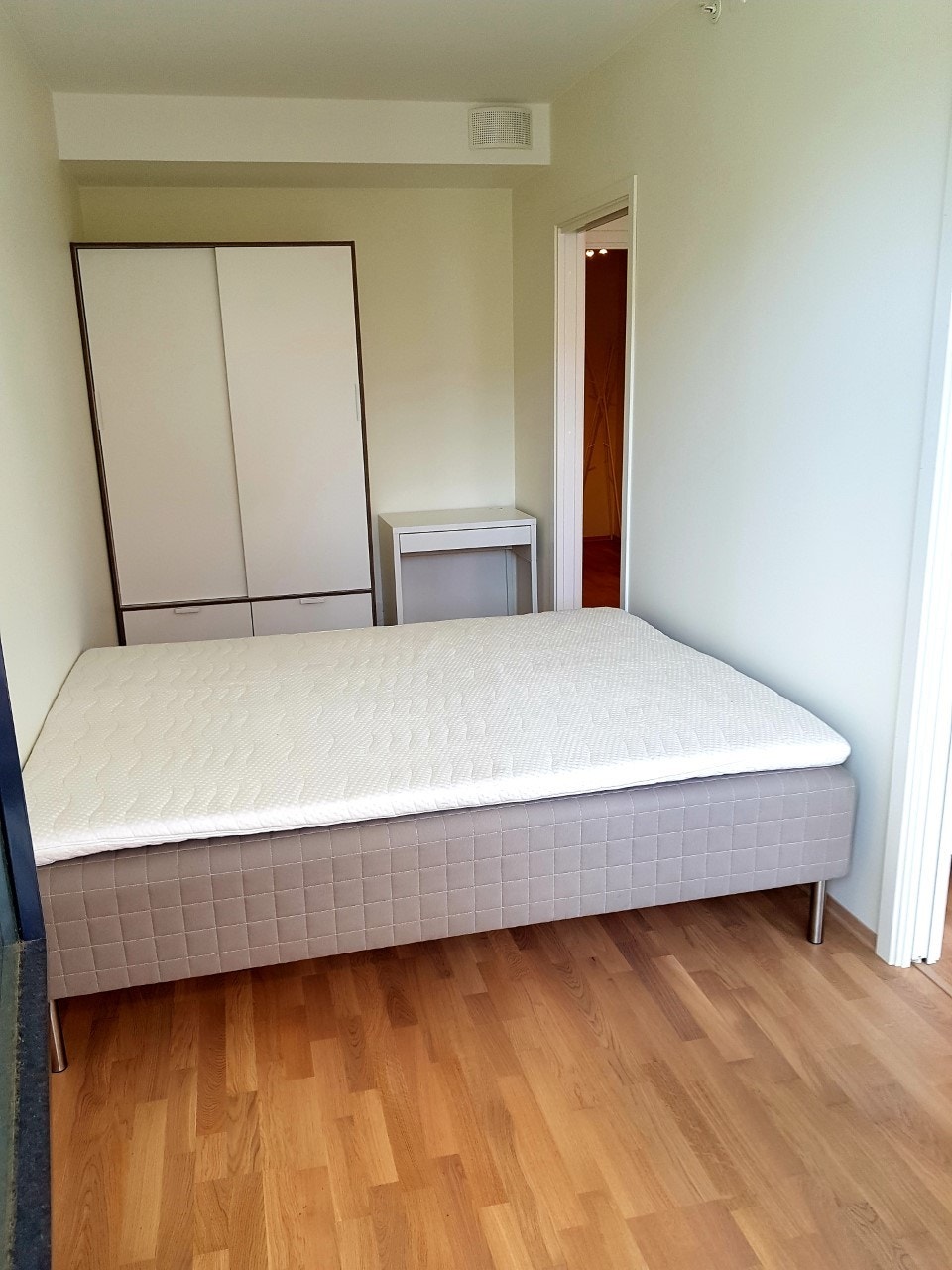 Soverom med garderobeskap og arbeidsbenk Galleribilde