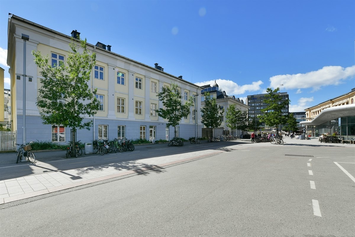Ønsker du ytterligere servicetilbud ligger Strømsø Senter kun 11 min unna og byr på en fin mix av butikker. Galleribilde