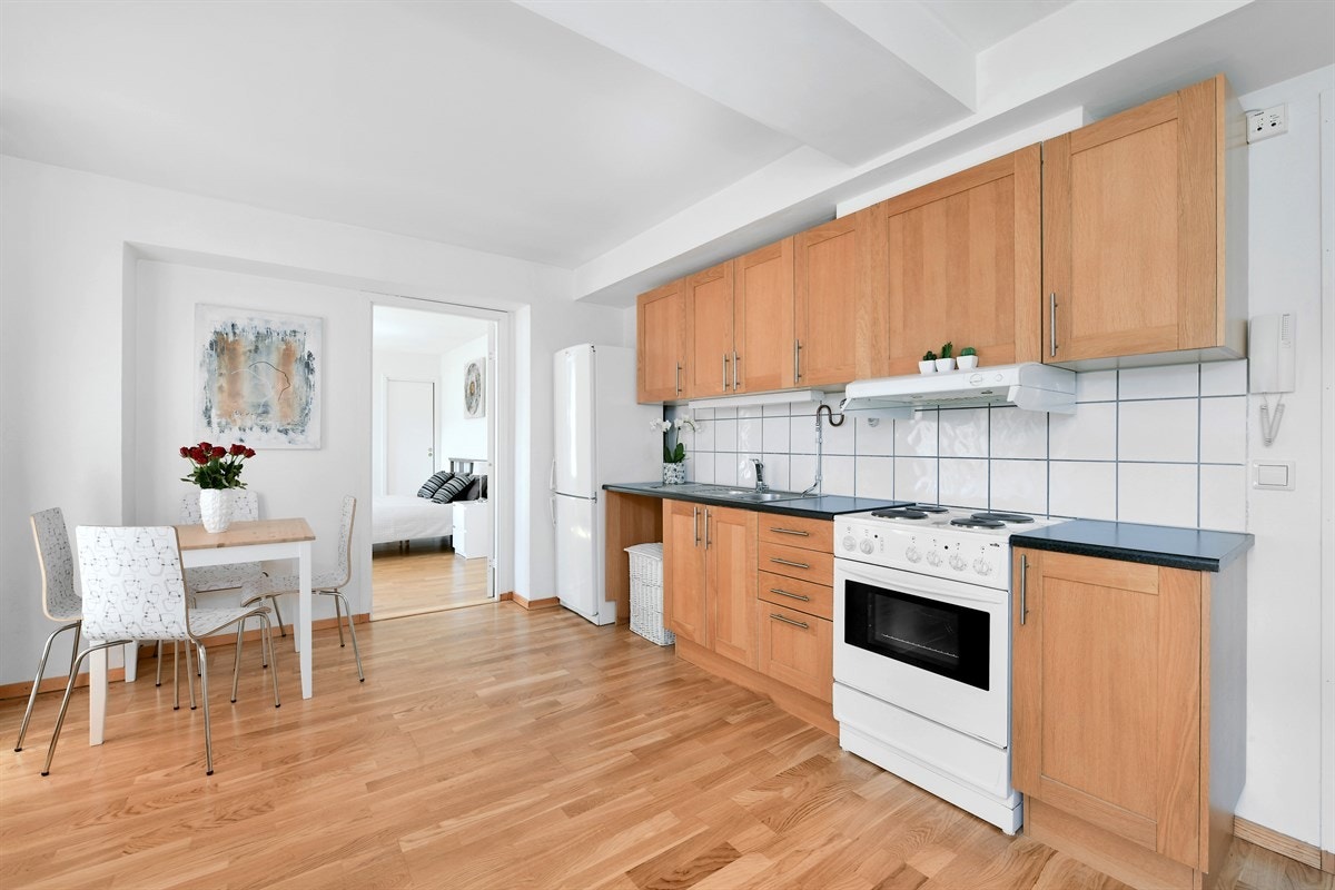 Kjøkkeninnredningen har profilerte fronter og laminert benkeplate med nedfelt dobbel oppvaskkum. Galleribilde