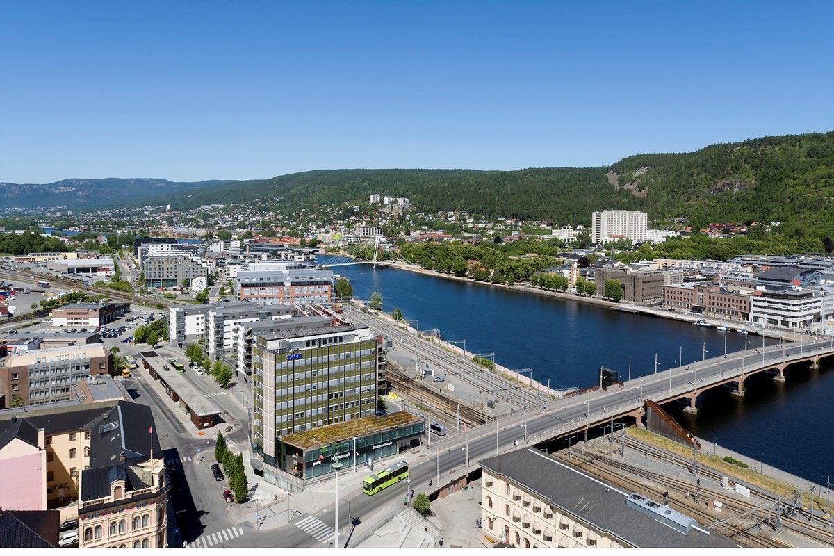 Det er også gangavstand til Drammenselven og byens populære elvepromenade, som bl.a. byr på deilige, grønne lunger, sandvolleyballbane, flotte bade- og fiskemuligheter og koselig spisesteder med uteservering. Galleribilde
