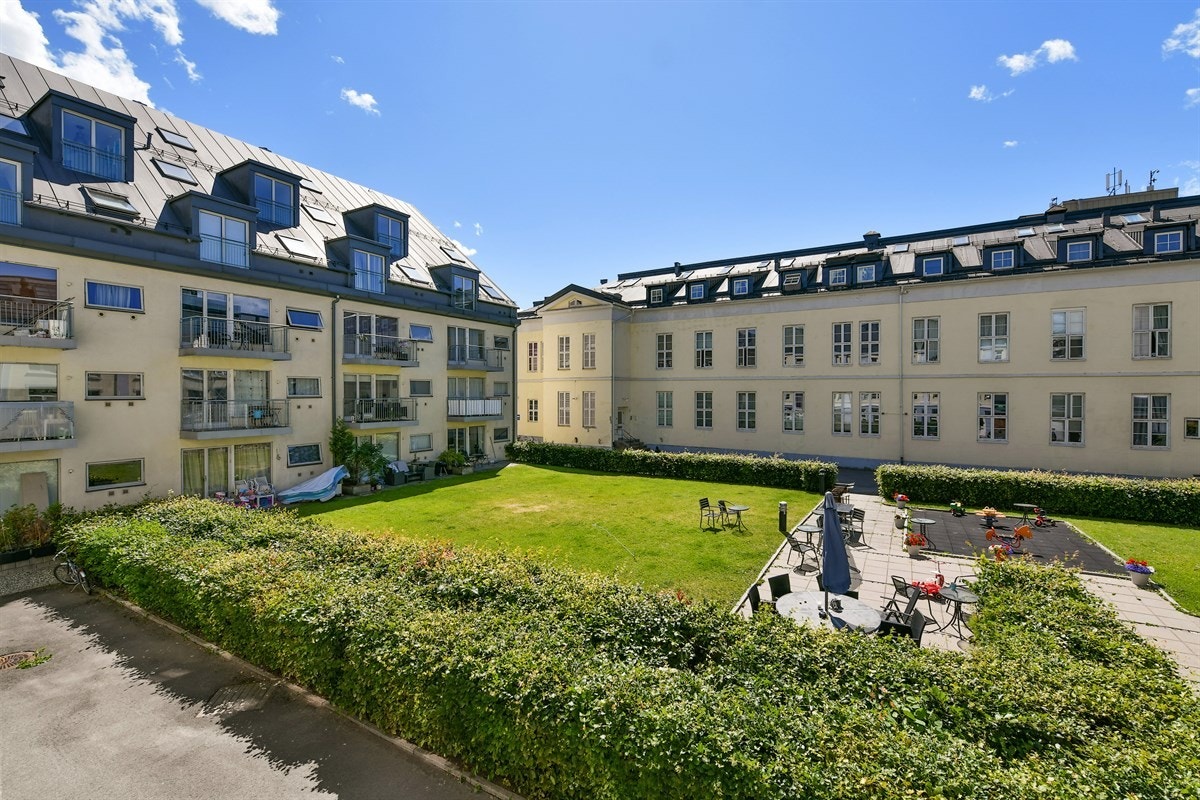 Borettslagets fellesområde er pent opparbeidet med bl.a. plen og lekeplass, samt felles sykkelparkering og grill. Galleribilde