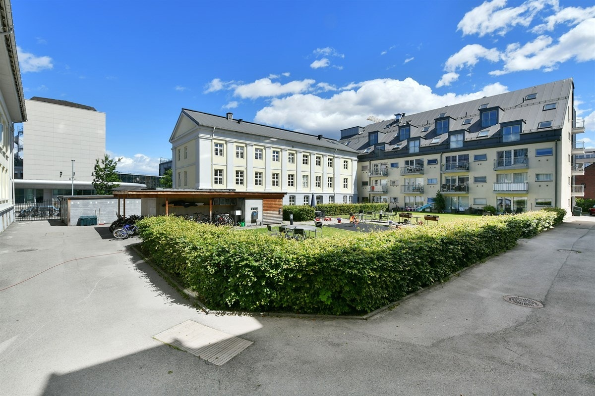 Området har umiddelbar nærhet til skoler, barnehager, samt et rikt utvalg av fasiliteter og servicetilbud. Galleribilde