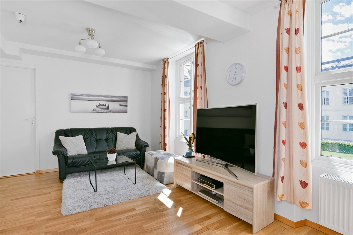 Stuen har plass til tv-løsning, sofagruppe og et lite spisebord. Galleribilde