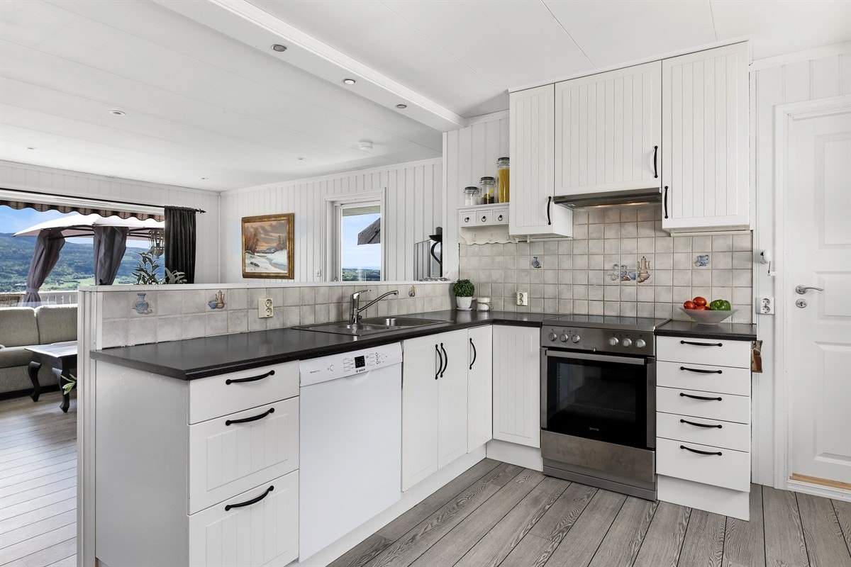 Kjøkkenet ligger i dels åpen løsning mot stuen og har en lys, lettprofilert innredning fra Ikea med takhøye overskap. Galleribilde