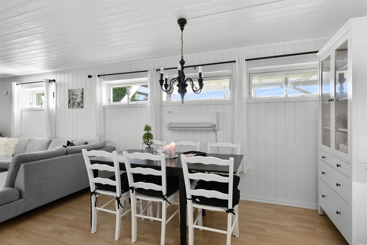 God plass til både spiseplass og sofa. Galleribilde