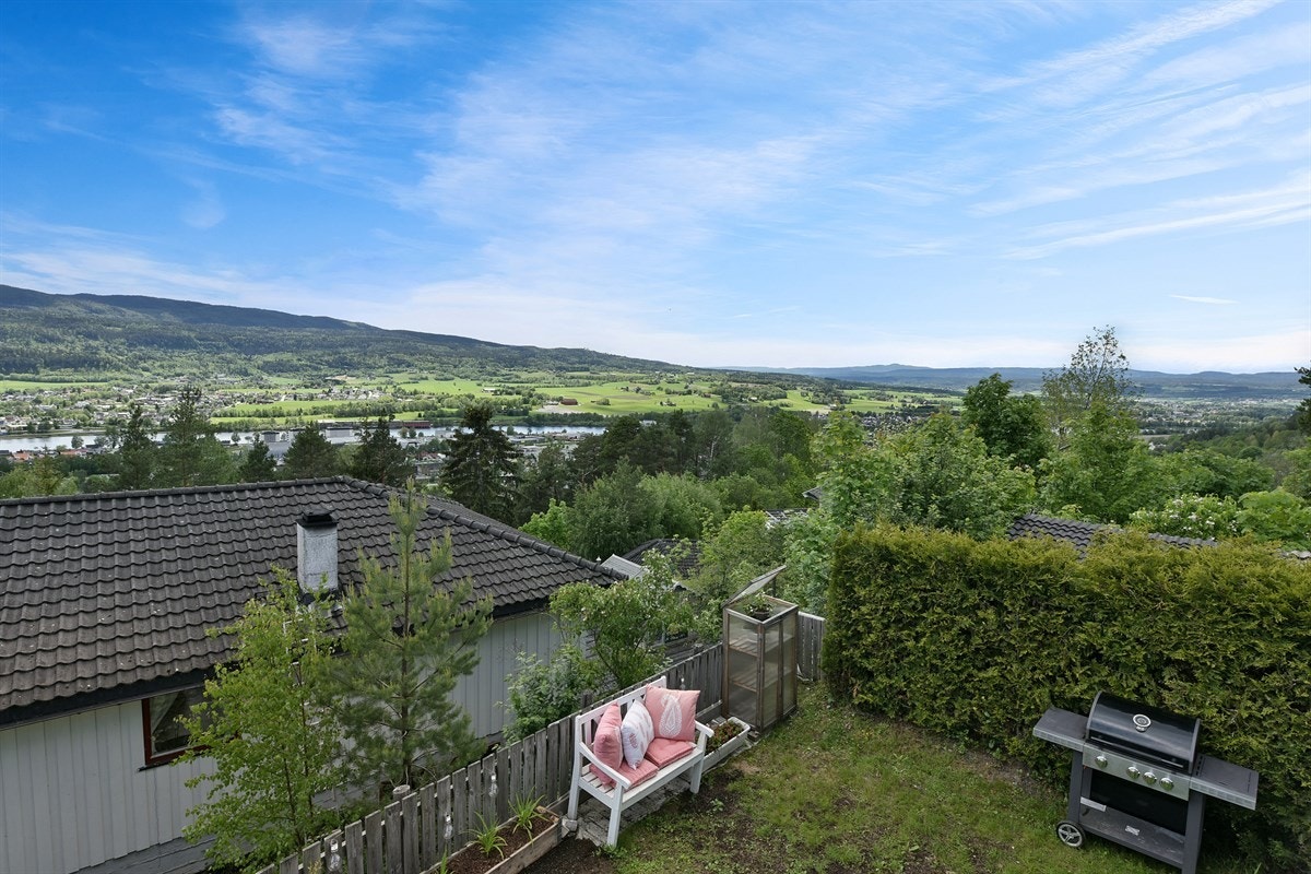 Her er det plenareal og en steinbelagt uteplass overbygd av en 30 kvm stor terrasse. Galleribilde