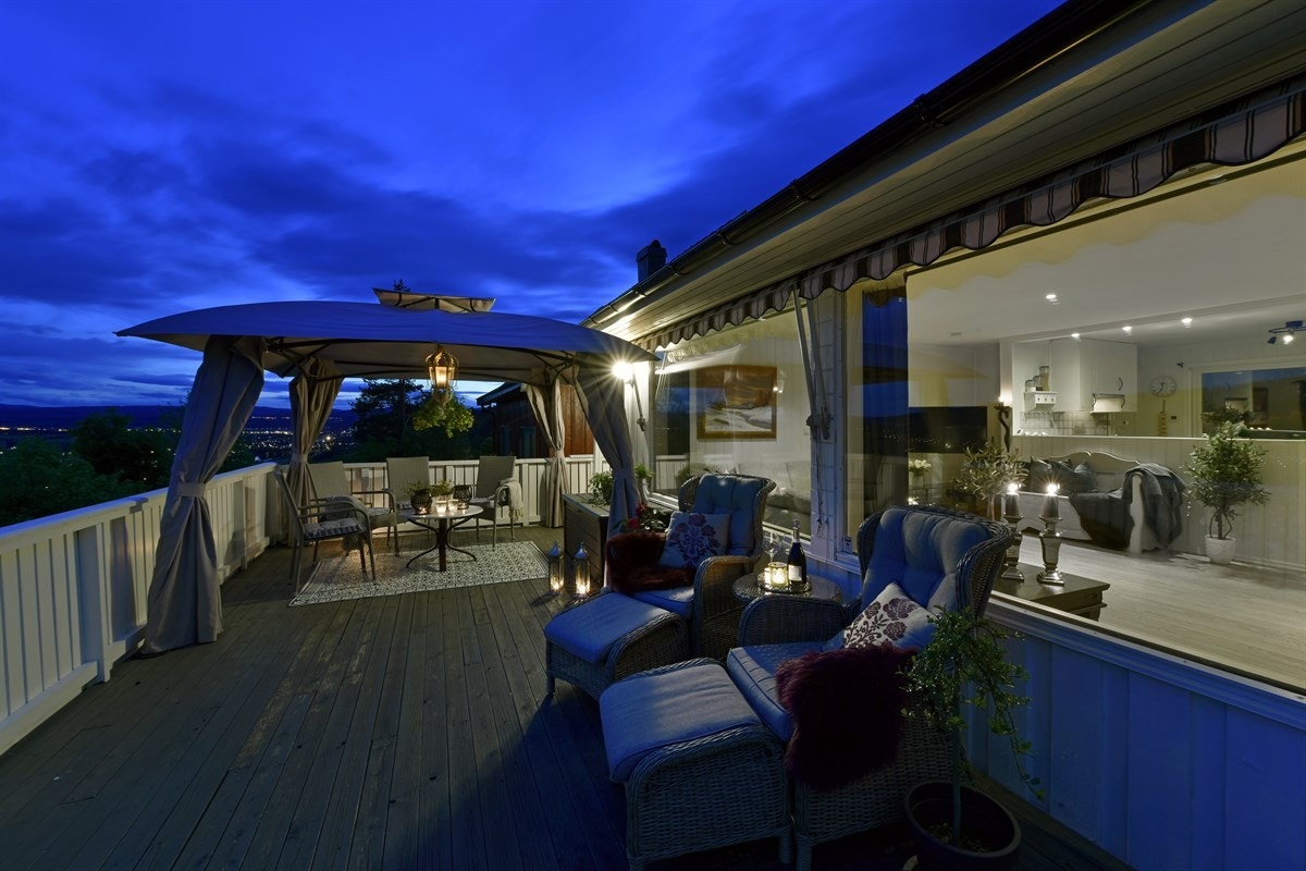 Ute er det gode solforhold fra morgen til kveld, stor terrasse og en hyggelig bakhage. Galleribilde