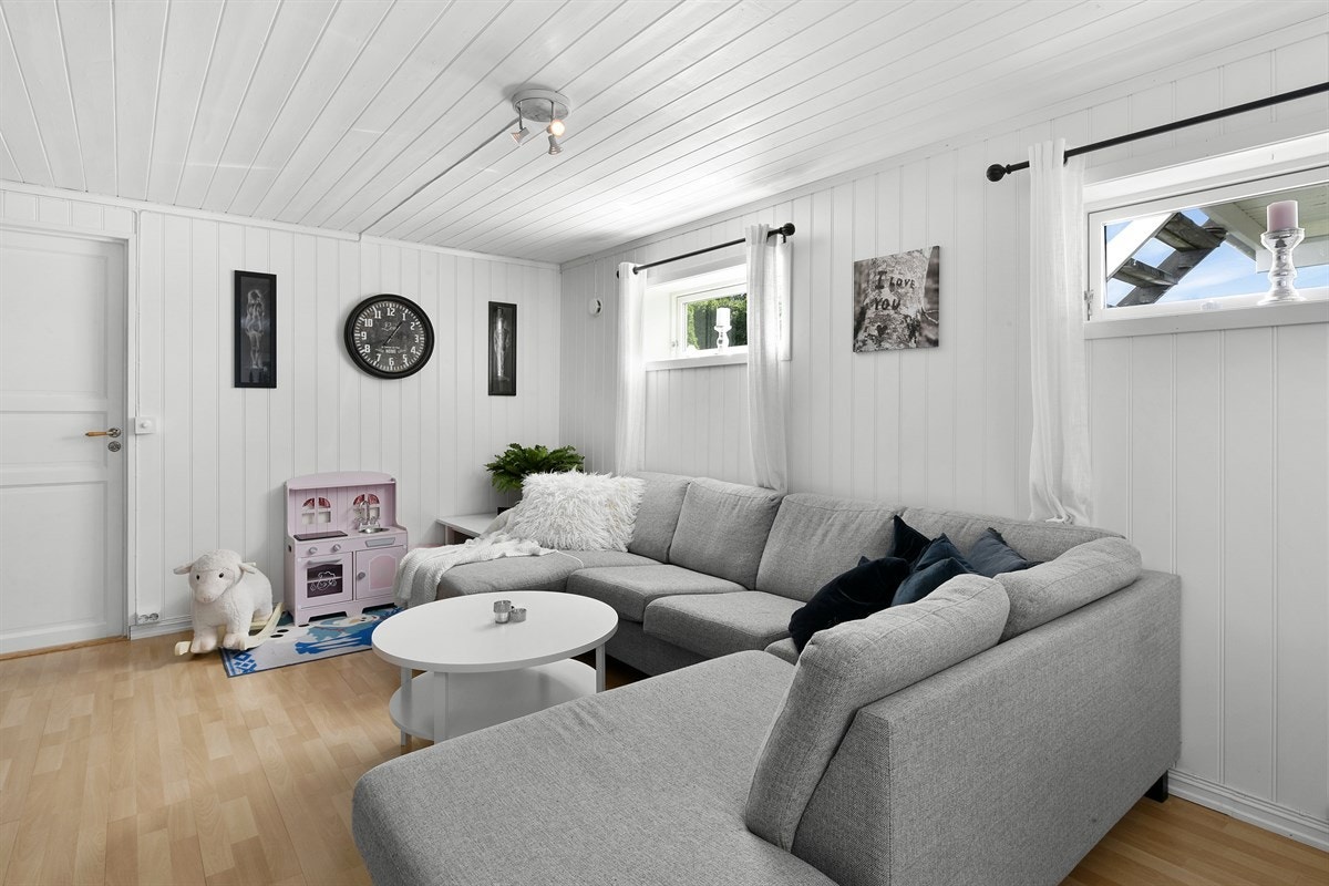Stuen i hybelen er romslig med god plass til møblemet. Galleribilde