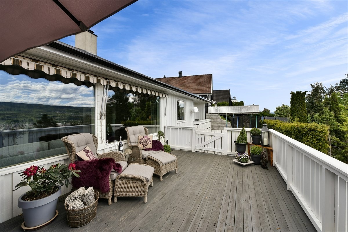 Solrik terrasse med flott utsikt. Galleribilde