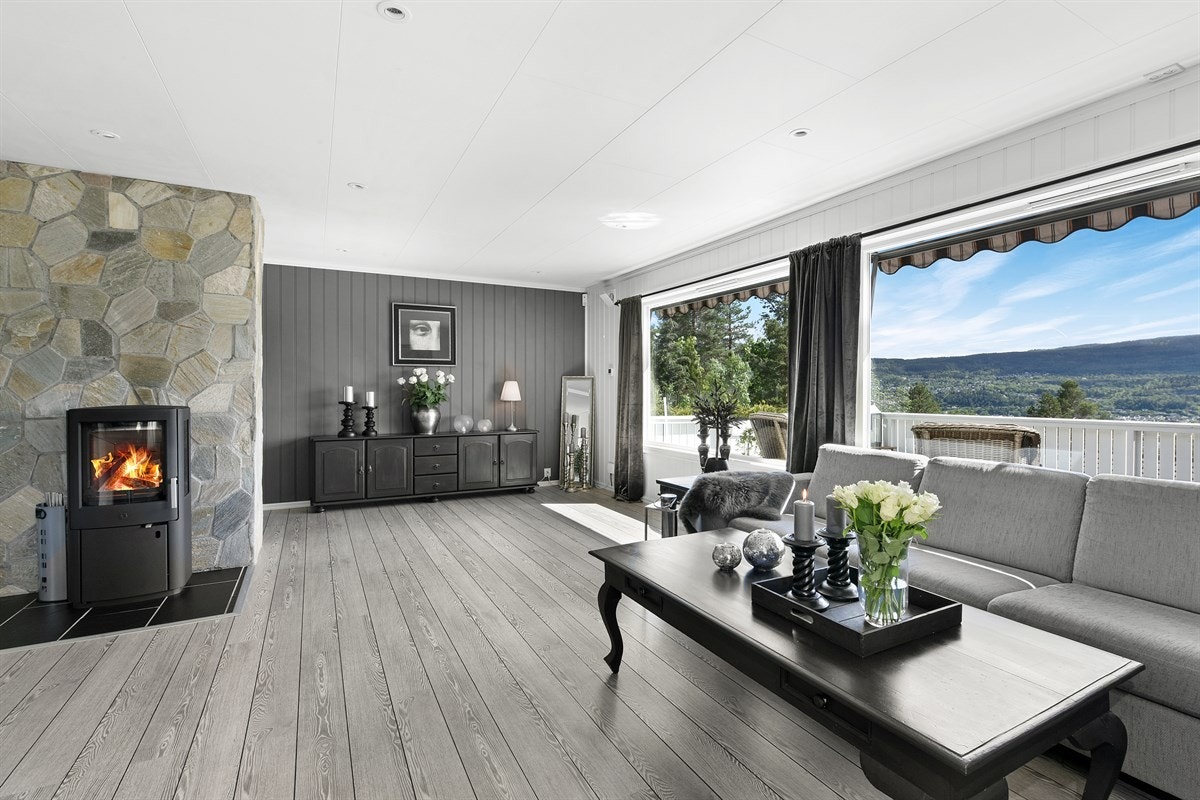 I stuen er det plass til sofagruppe og et lite spisebord. Galleribilde