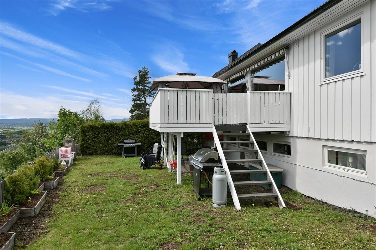 Bakhagen er inngjerdet av både hekk og stakittgjerde. Galleribilde