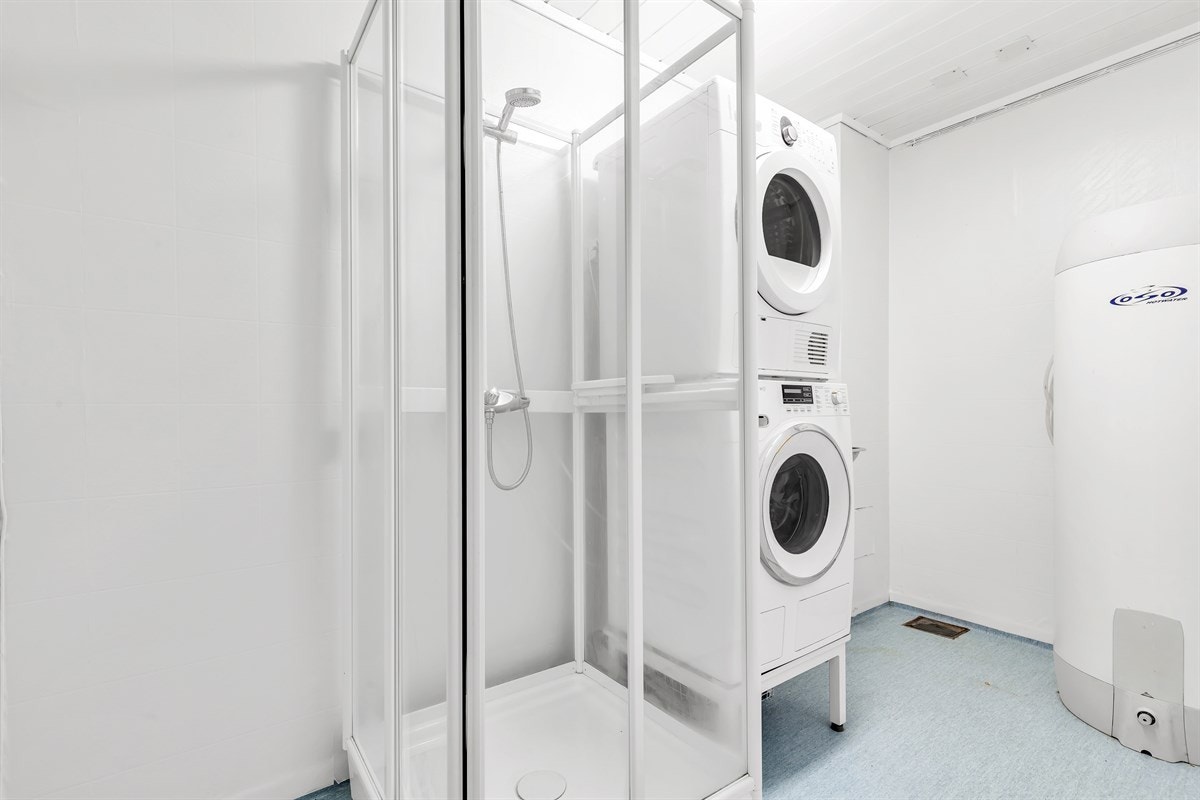 Praktisk vaskerom/bad nr.2. Det er installert dusjkabinett med termostatstyrt blandebatteri. Galleribilde