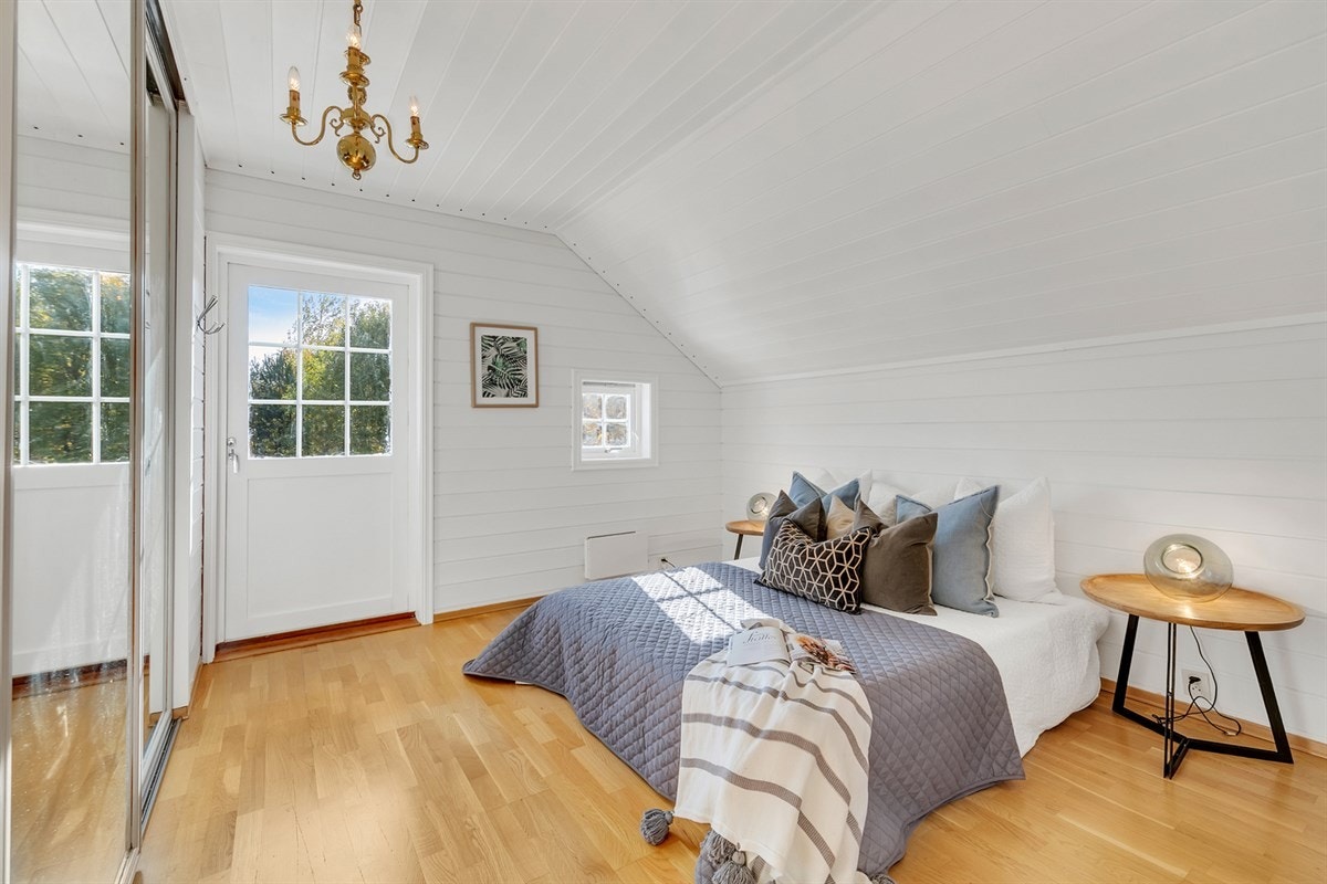 Hovedsoverommet har skyvedørsgarderober med speilfronter og utgang til en solrik balkong. Galleribilde