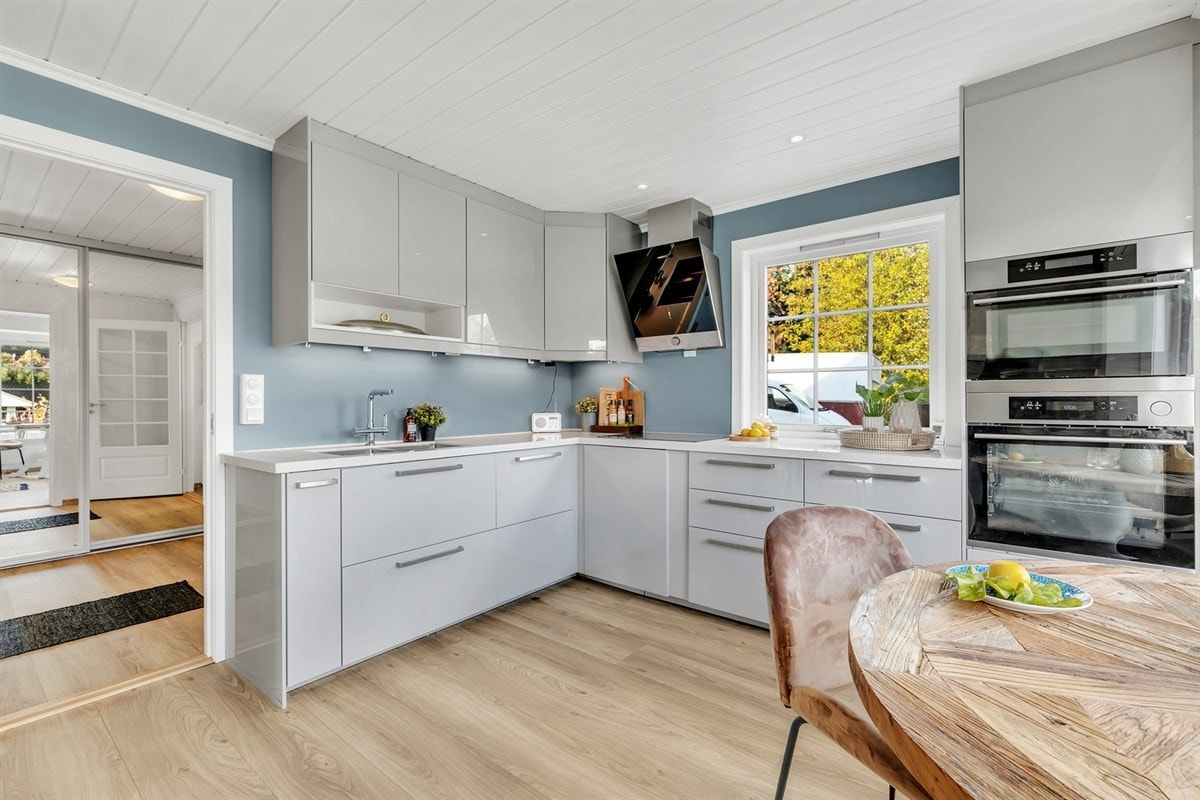 Kjøkkenet er boligens hyggelig knutepunkt, beliggende med dør til gang og skyvedør til stue. Galleribilde