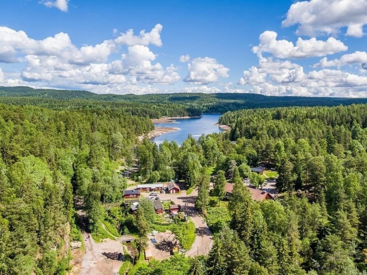 Rustadsaga med Nøklevann i bakgrunnen. Galleribilde