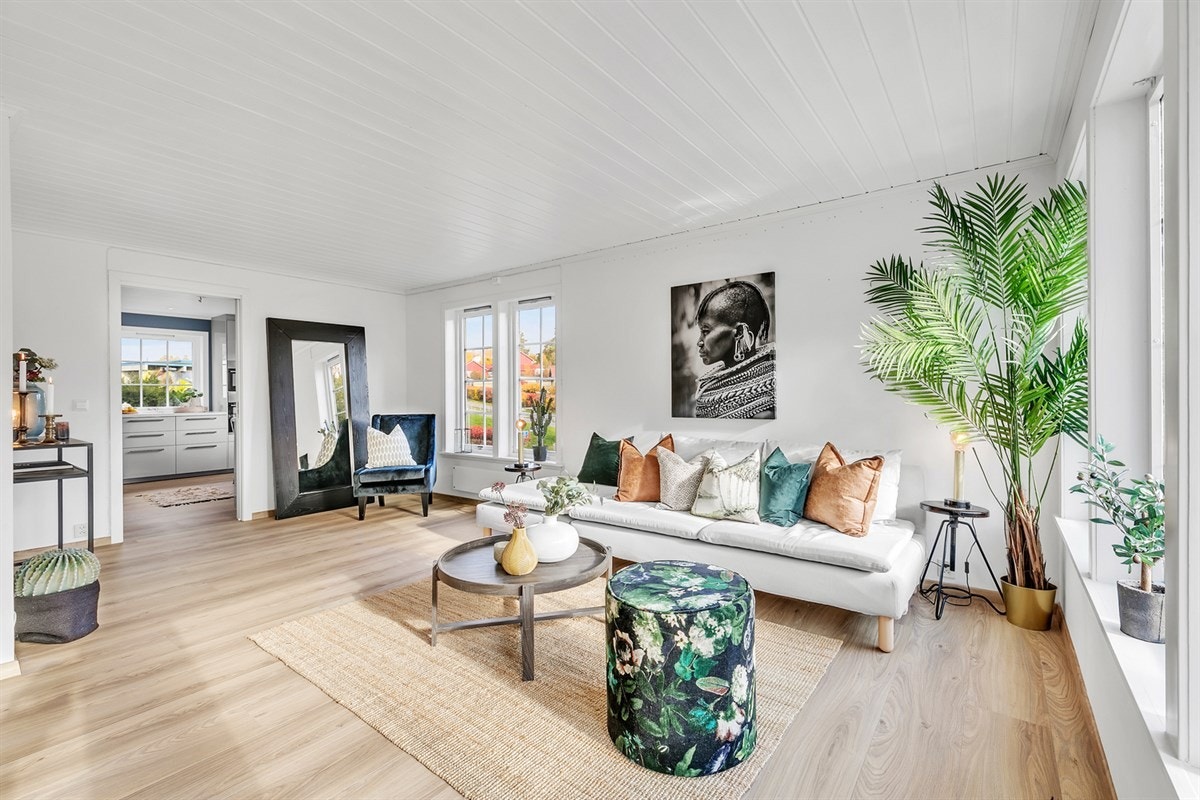 Fra stuen er det utgang til en solrik terrasse. Galleribilde