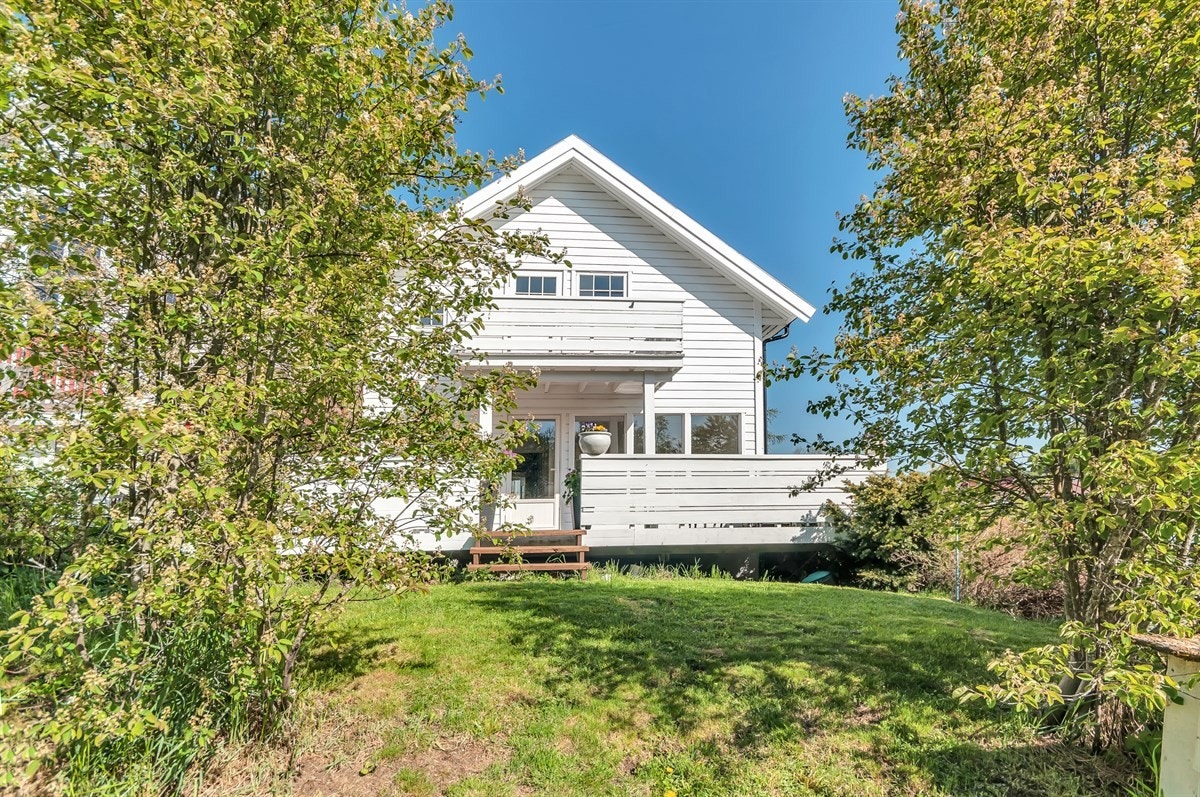 Fin beliggenhet innerst i liten blindvei. Rett ved t-bane og kort vei til Østmarka. Galleribilde