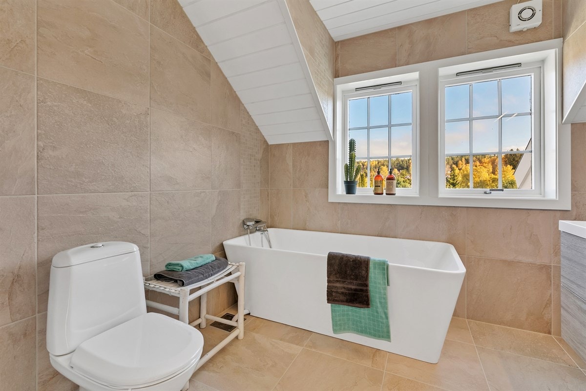 Rommet har gulvvarme, og det er godt med naturlig lys fra to sprossevinduer. Galleribilde