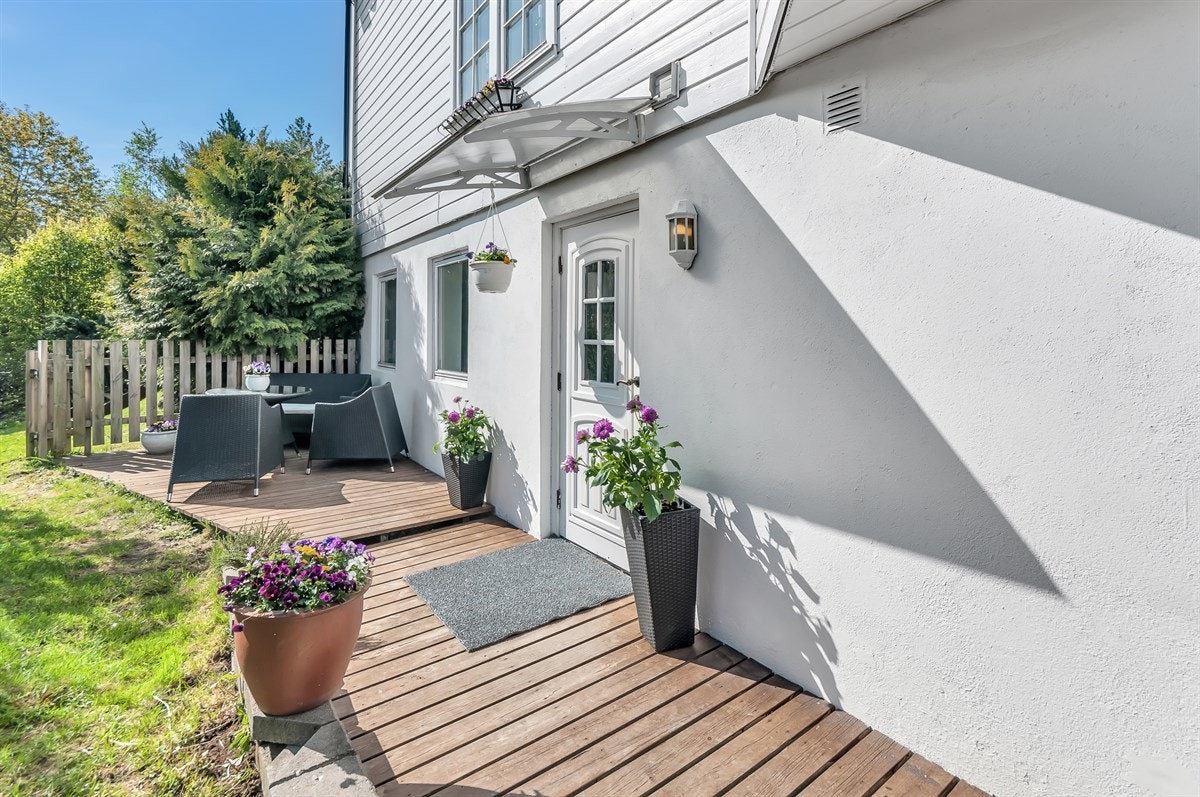 Fin uteplass med morgensol. Galleribilde