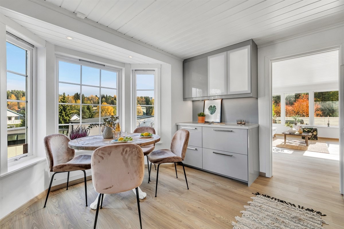 Kjøkkeninnredningen er stilren, i grå høyglans og var ny i 2017. Benkeplaten er 3 cm tykk og i stein, og det er utstyrt med benkebelysning. Galleribilde