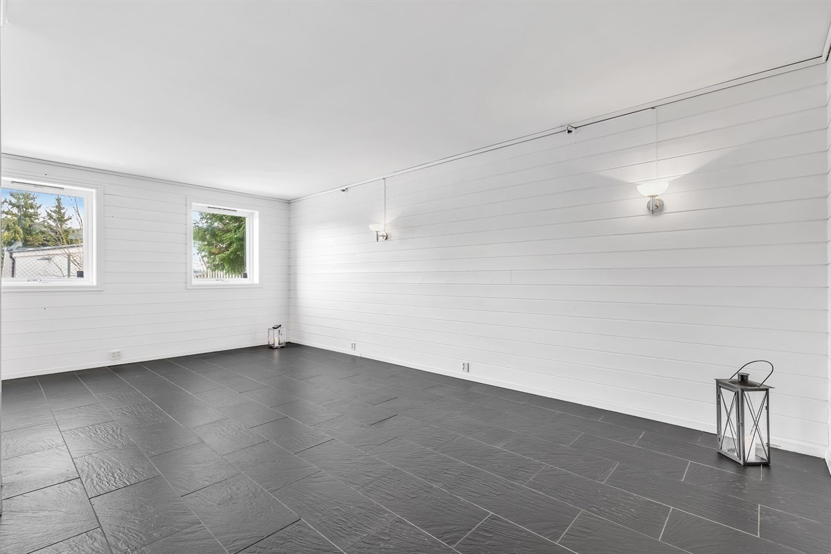 Godt med lys fra vindusflatene. Galleribilde