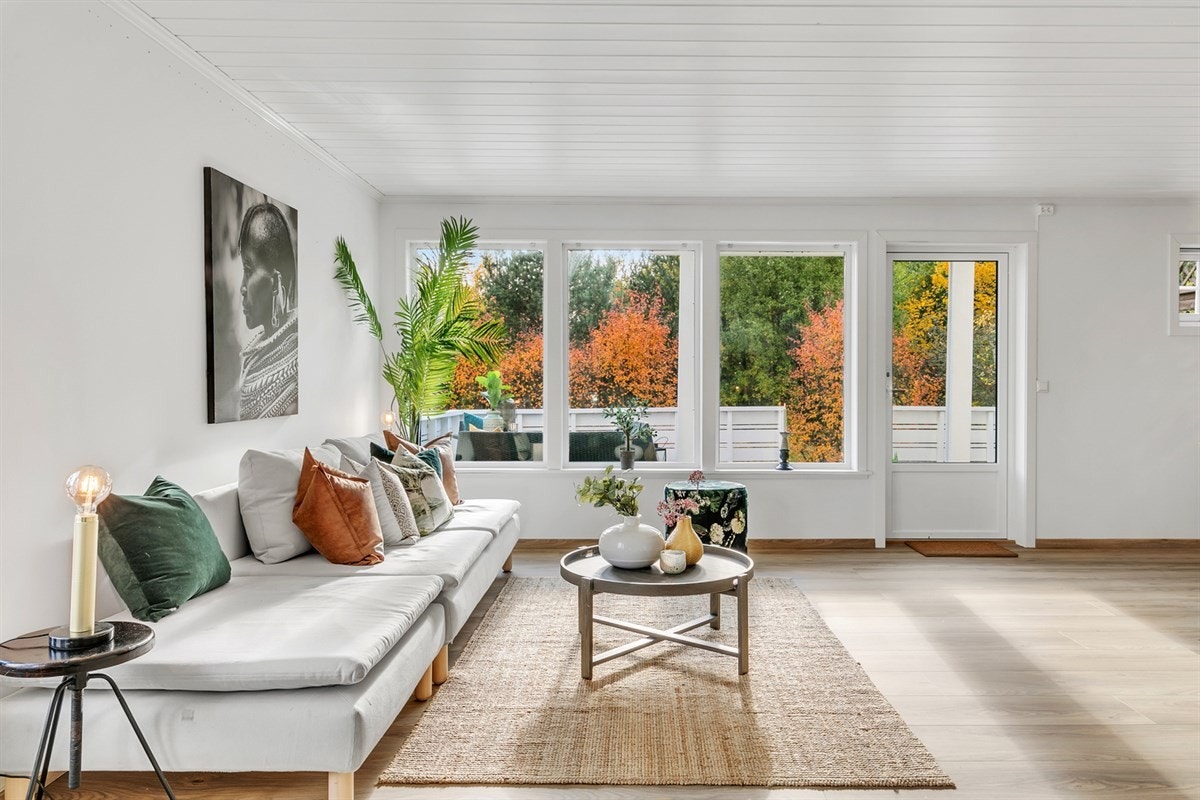 Stuen gir et innbydende inntrykk med hvite veggflater. Galleribilde