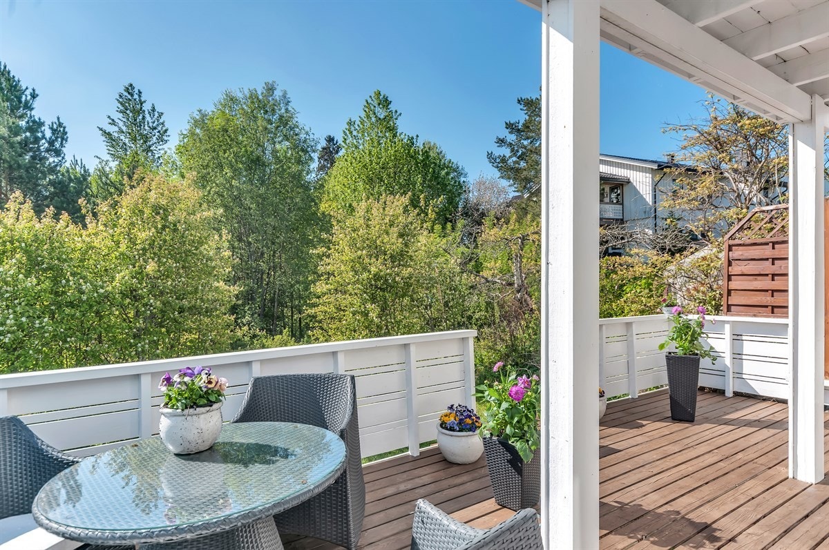 Kort gangavstand til skoler, barnehager, idrettsfasiliteter og kjøpesenter. Galleribilde