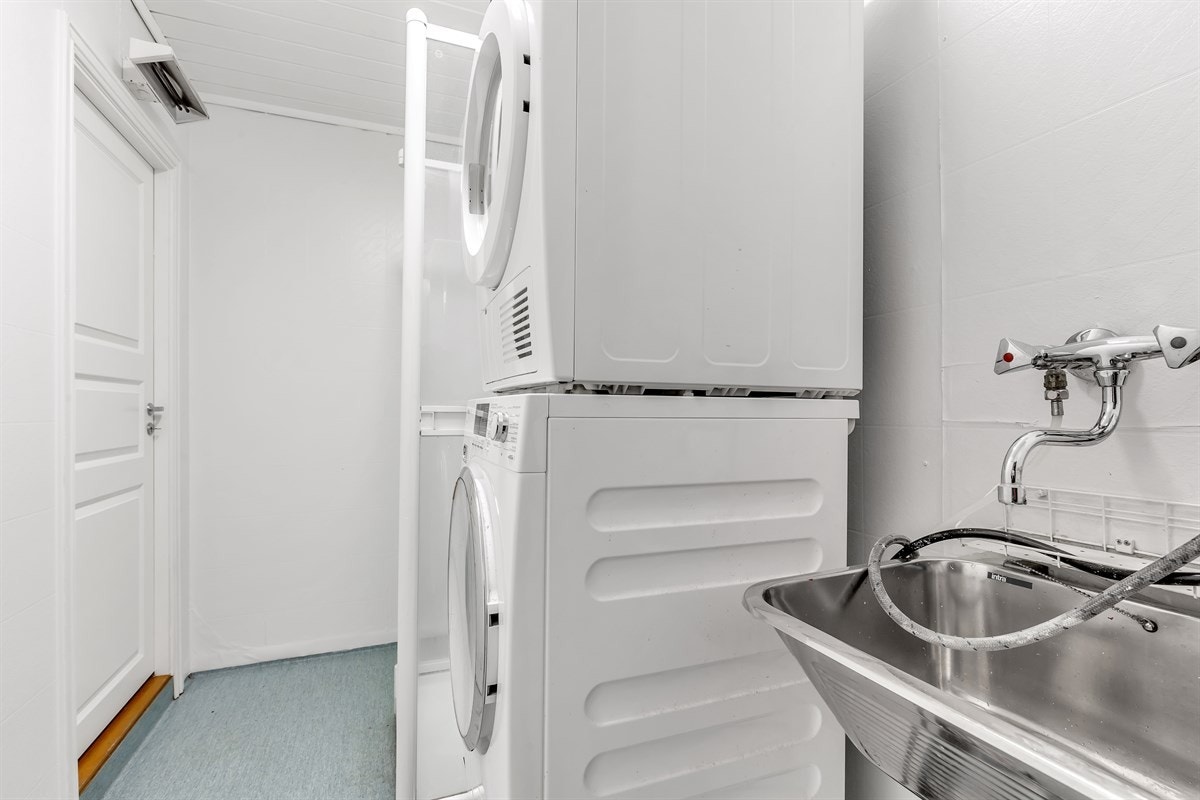 Veggmontert skyllekum og opplegg for vaskemaskin. Galleribilde